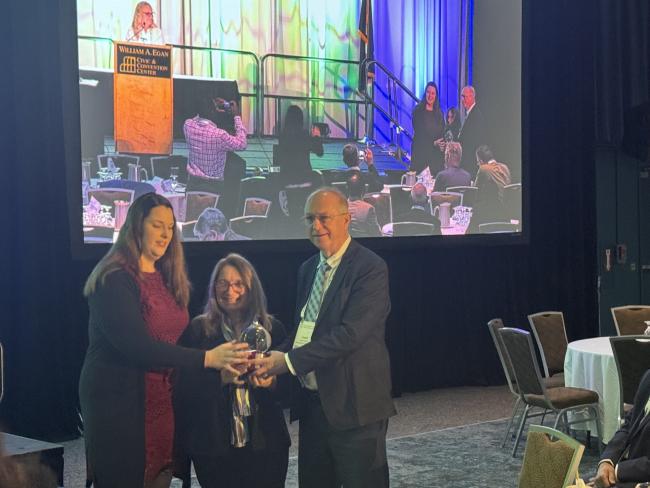 Ormsbee receiving award from current EWRI president, Jennifer Sloan Ziegler, and former president, Karen Kabbes. 